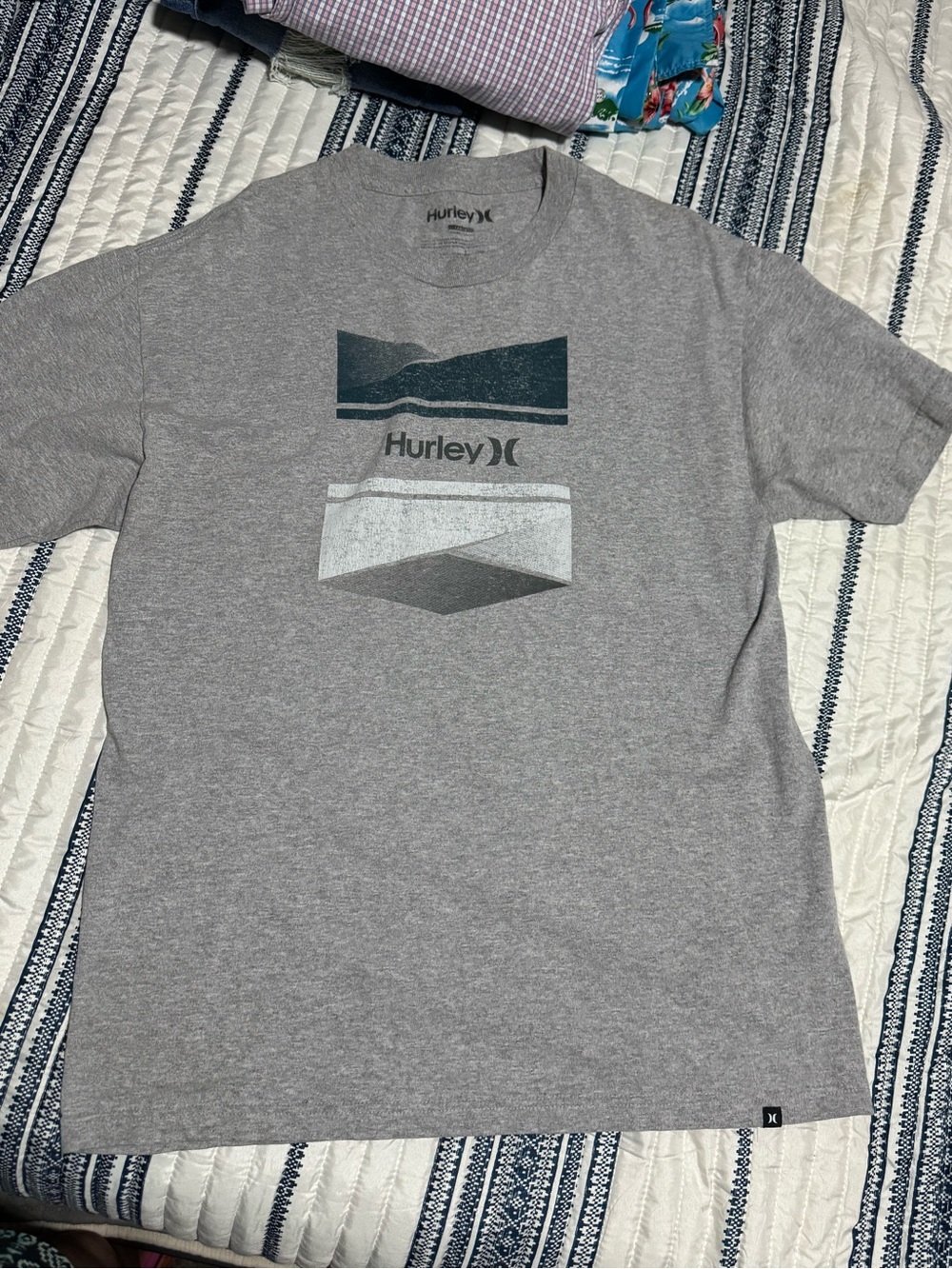 Hurley Men's Gray Graphic Short Sleeve Tee with Teal Accent